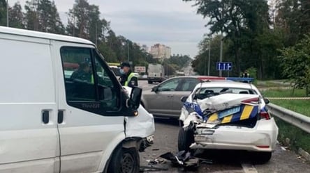У Києві сталася потрійна ДТП за участі поліцейської автівки: постраждало четверо людей. Фото - 285x160