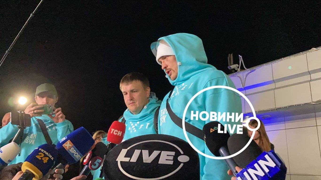 Усик вернулся в Украину после победы над Джошуа - фото и видео