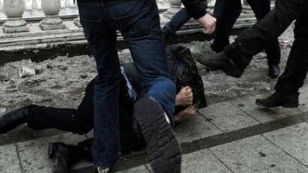 "Я тебя сейчас завалю, ты моего ребенка трогал": в Харькове подросток и мать избили мужчину. Видео - 285x160