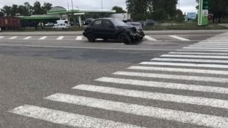 Бензовоз влетел в остановку и снес автомобиль: в Харькове произошло ДТП - 285x160