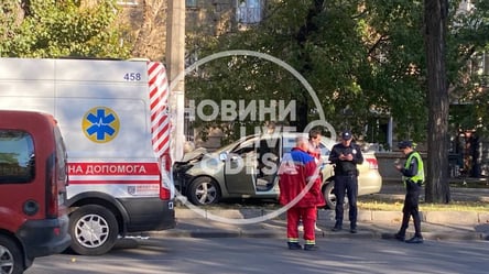 Неудачная попытка: в Одессе водитель машины Toyota пытался выехать на проезжую часть, но врезался в столб - 285x160
