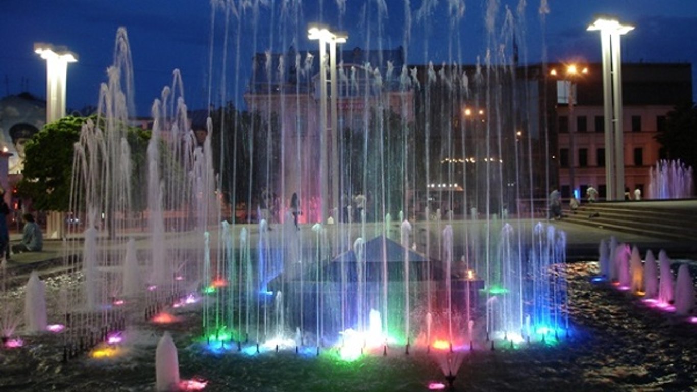 Парни в Харькове искупались в фонтане в центре города
