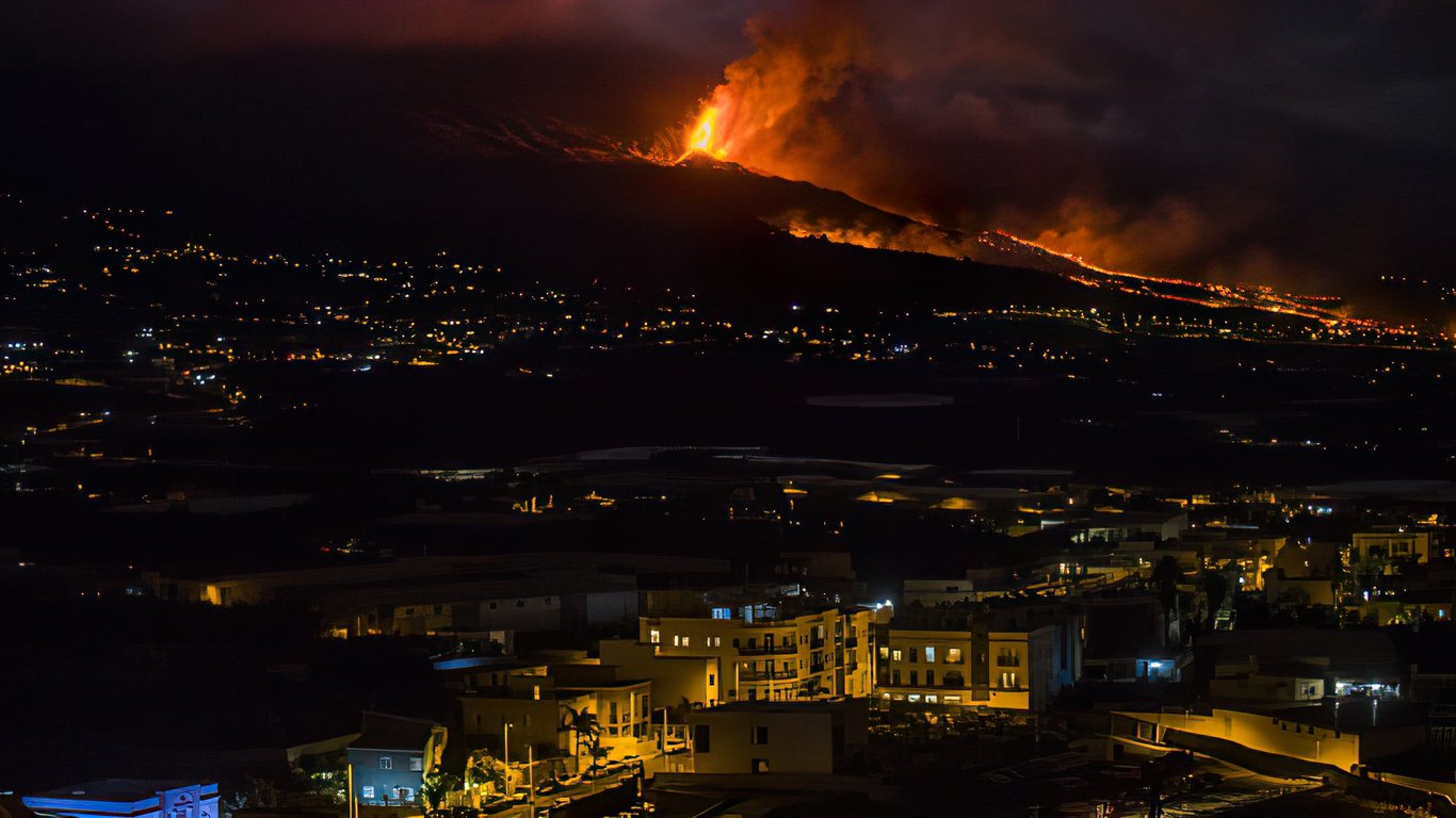 Извержение вулкана на Канарах - лава достигла океана: чем это опасно. Фото, видео