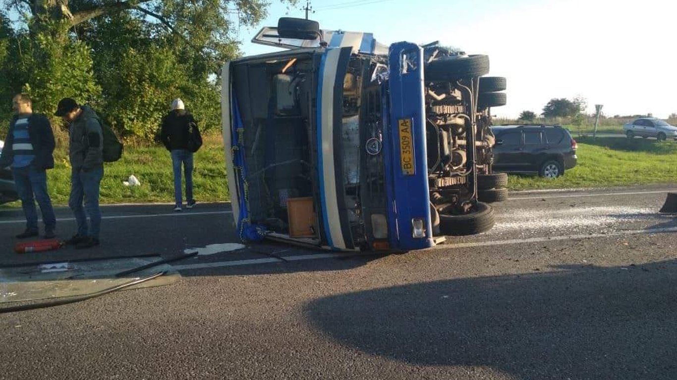 ДТП на Львовщине 29 сентября — автобус с пассажирами попал в аварию - фото, видео