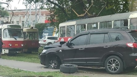 ДТП на рельсах заблокировало движение трамваев в Харькове. Фото, видео - 285x160