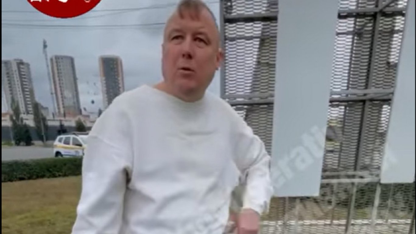 В Киеве мужчина пытался спилить буквы из надписи "Троещина"