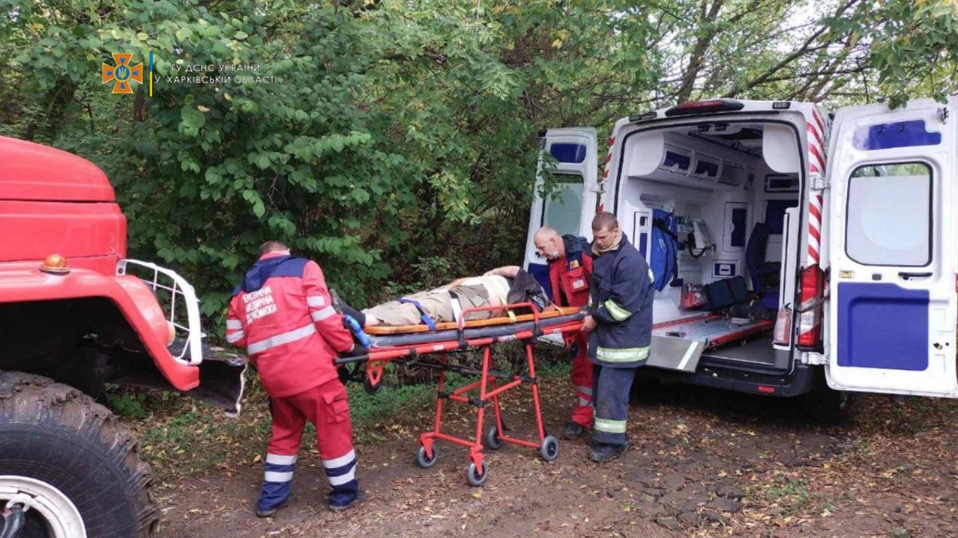 На Харьковщине спасатели вытащили мужчину с инсультом из оврага - подробности
