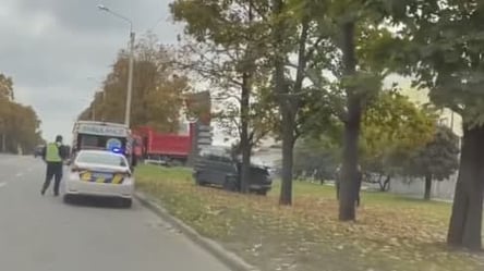 У водителя перелом шеи: в Харькове микроавтобус вылетел с дороги и врезался в дерево - 285x160