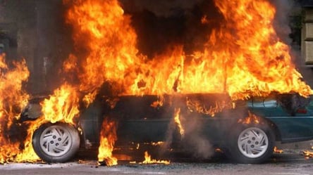 Збитий стовп та авто у вогні: у Харкові трапилася ДТП. Подробиці з місця події - 285x160