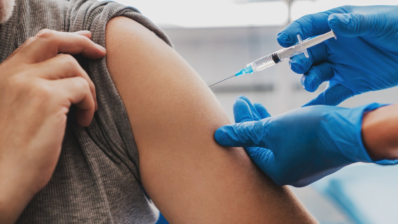 Вакцинация Киев - сколько учителей получили прививки