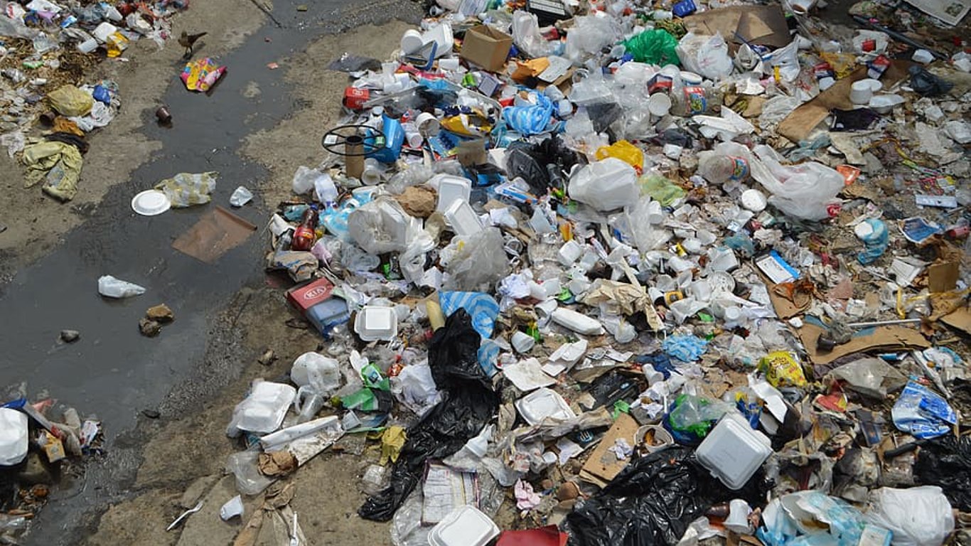 Ошибка на 150 тысяч гривен - коммунальщики Харьковщины насчитали лишние деньги за уборку мусора
