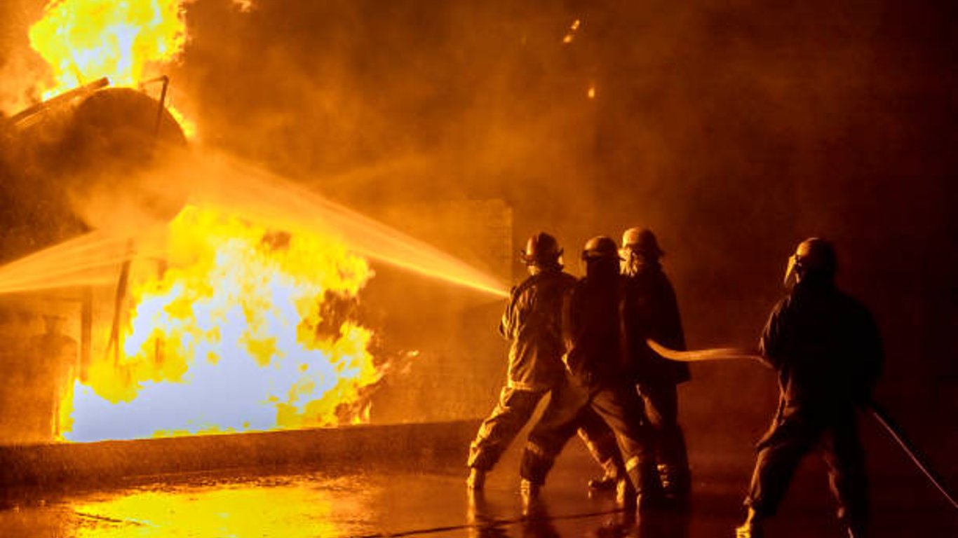 В Харькове горел склад - спасатели тушили пожар более трех часов