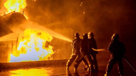 Потужну пожежу у Харкові гасили більше трьох годин. Кадри - 285x160