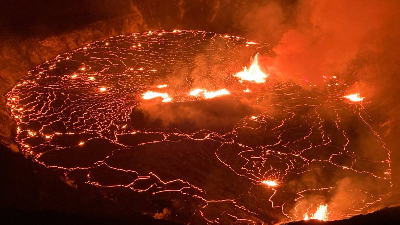 На Гавайях началось извержение одного из самых активных вулканов - яркие фото