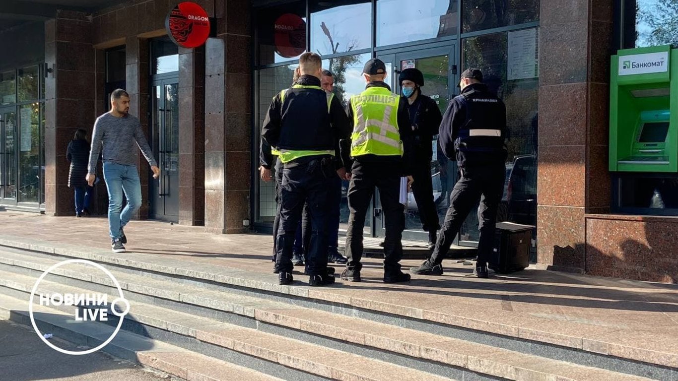 Банк Киев - мужчина размахивал ножом в отделении банка - Новости Киева