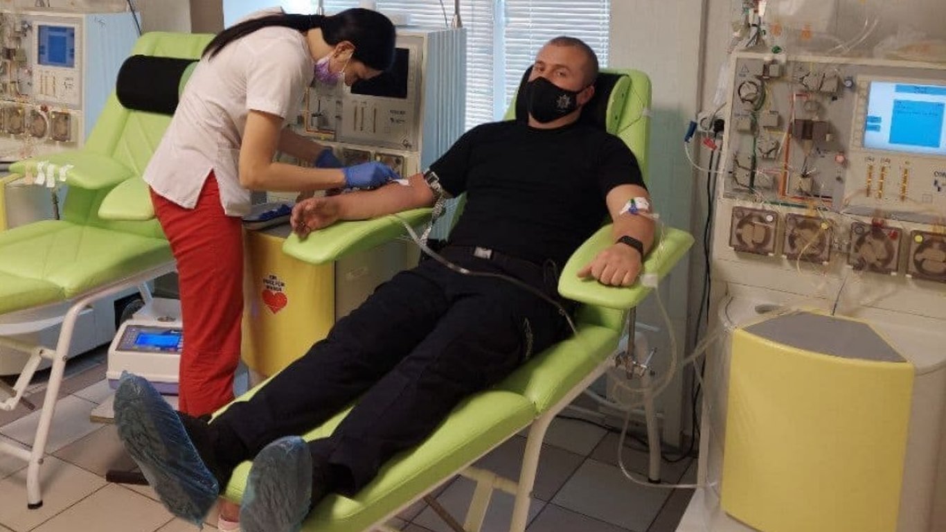 Патрульный из Одессы стал донором тромбоцитов для больного мальчика