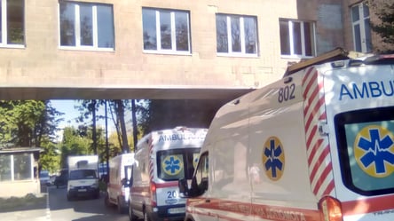 Очереди из машин: из-за наплыва больных на COVID-19 в Харькове запускают резервные больницы. Видео - 285x160