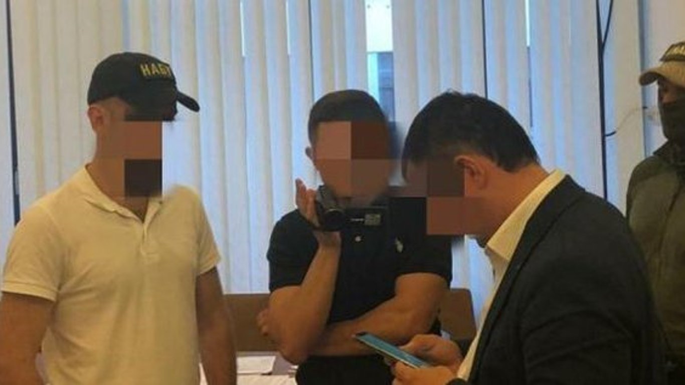 ВАКС заарештував екс-чиновника Харківської облдержадміністрації, який проходить у справі про хабар