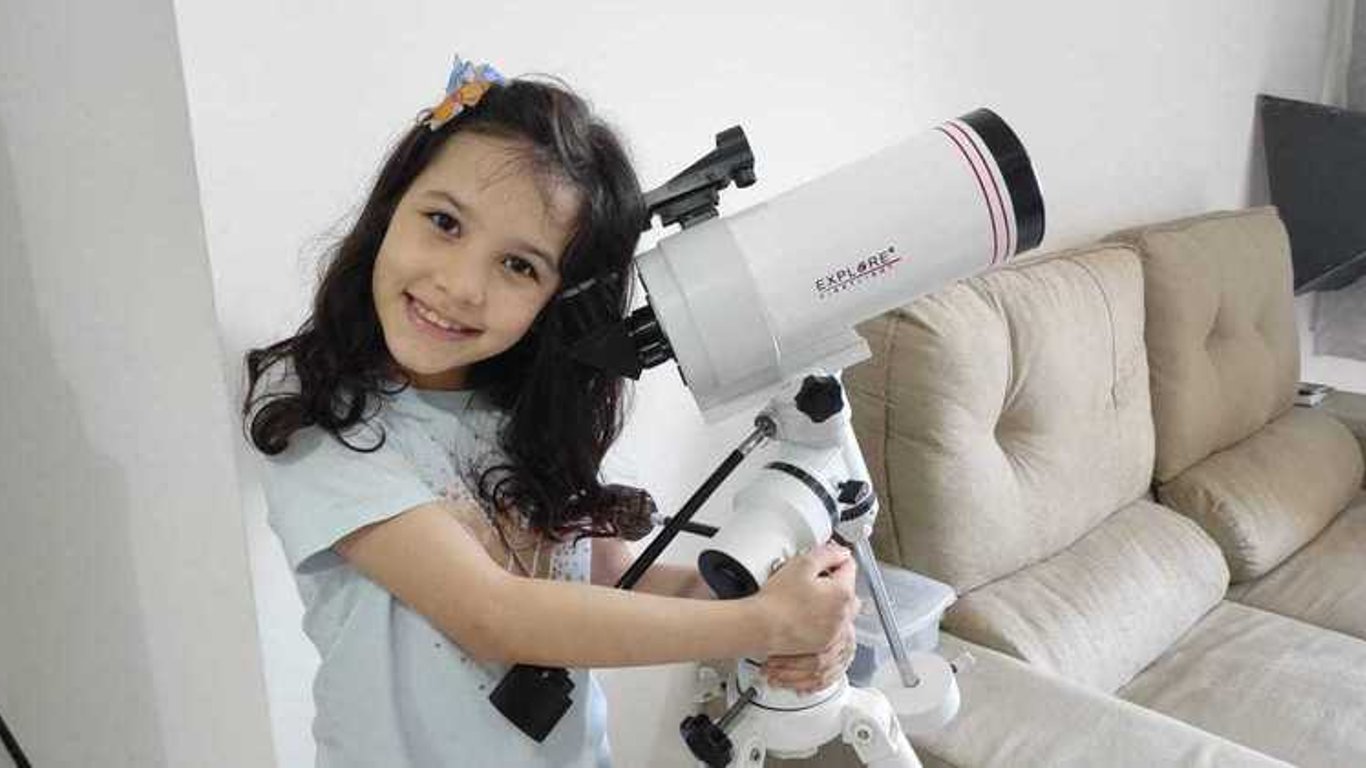 8-летнюю девочку из Бразилии признали самым молодым астрономом в мире