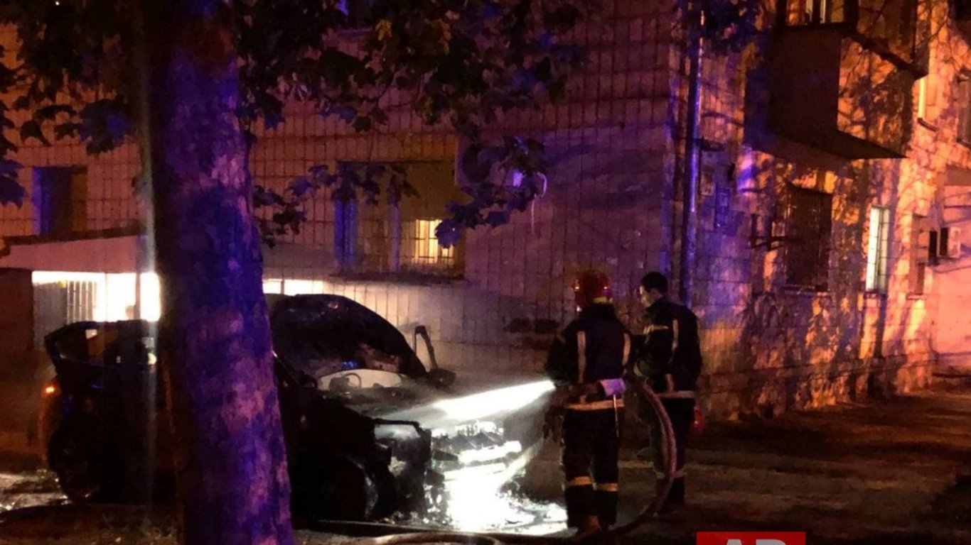 Пожар на Шулявке - автомобиль загорелся во дворе - фото