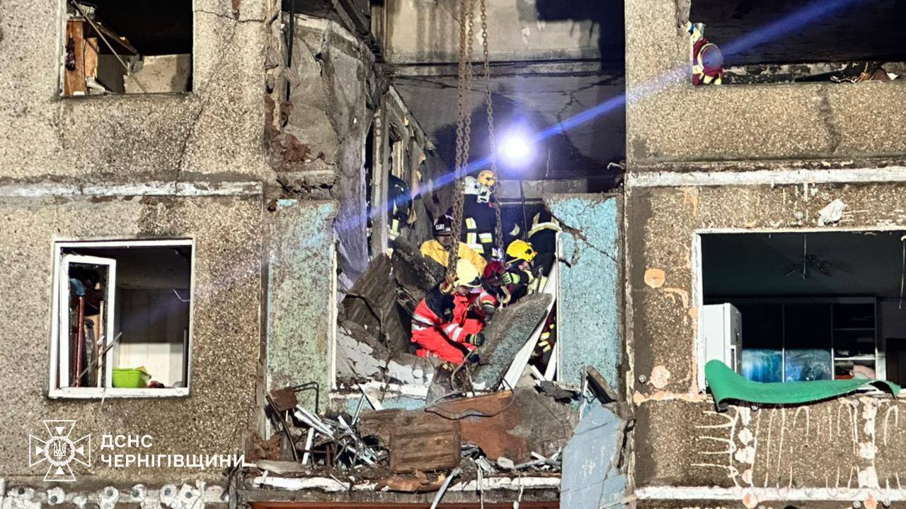 У Чернігові побільшало постраждалих на місці удару дроном РФ по будинку 