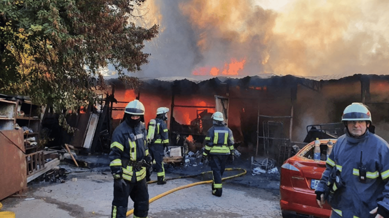 В Харькове сгорел столярный цех - фото