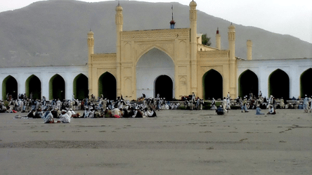 В Кабуле у одной из крупнейших мечетей произошел взрыв: есть пострадавшие - 285x160