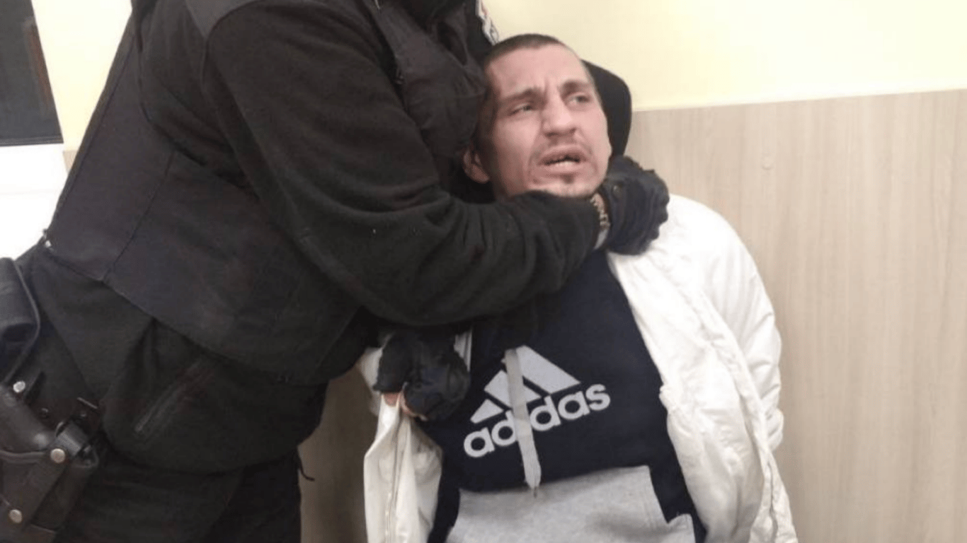 У Києві грабіжник розбив скло в банку