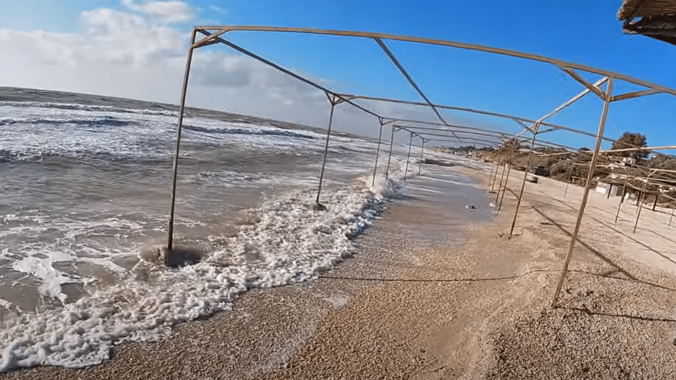 Кирилловка в октябре - море медуз, неприятный запах и размытые пляже - видео