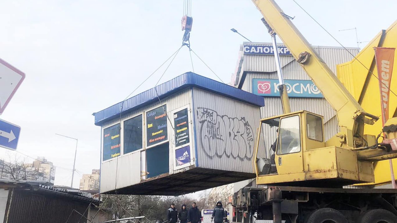 МАФы в Киеве сносят и переставляют на другие улицы - фото
