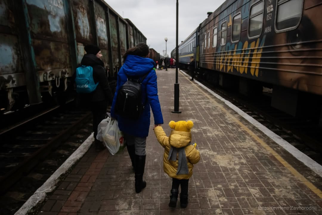 Жінка з дитиною евакуйовуються потягом