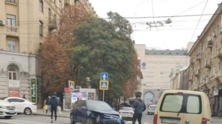 Потрощені автомобілі: в центрі Харкова сталася небезпечна ДТП. Фото - 285x160