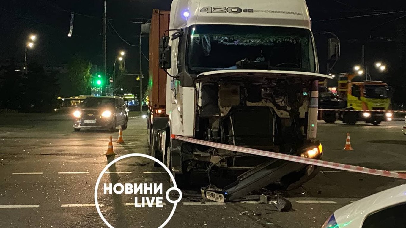 ДТП в Киеве - на перекрестке улиц Перова и проспекта Шухевича столкнулись грузовик и легковушка