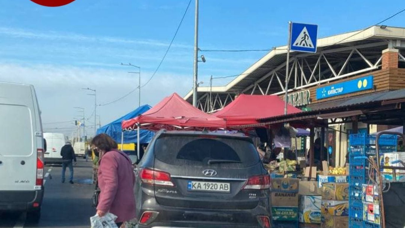 МАФи на Лісовій в Києві  - торговці захопили тротуар