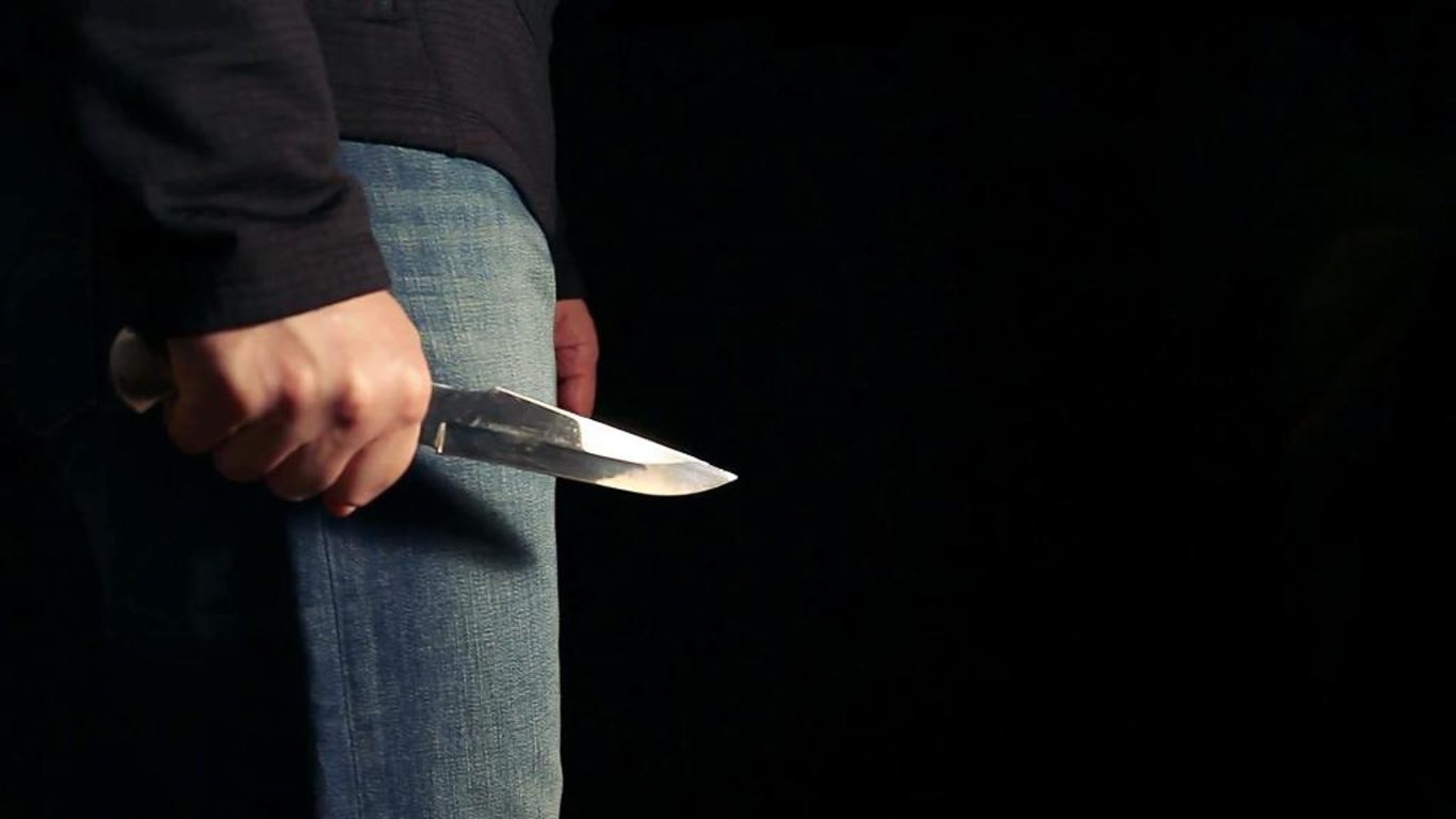 Мужчина в Киевской области ударил себя ножом в живот