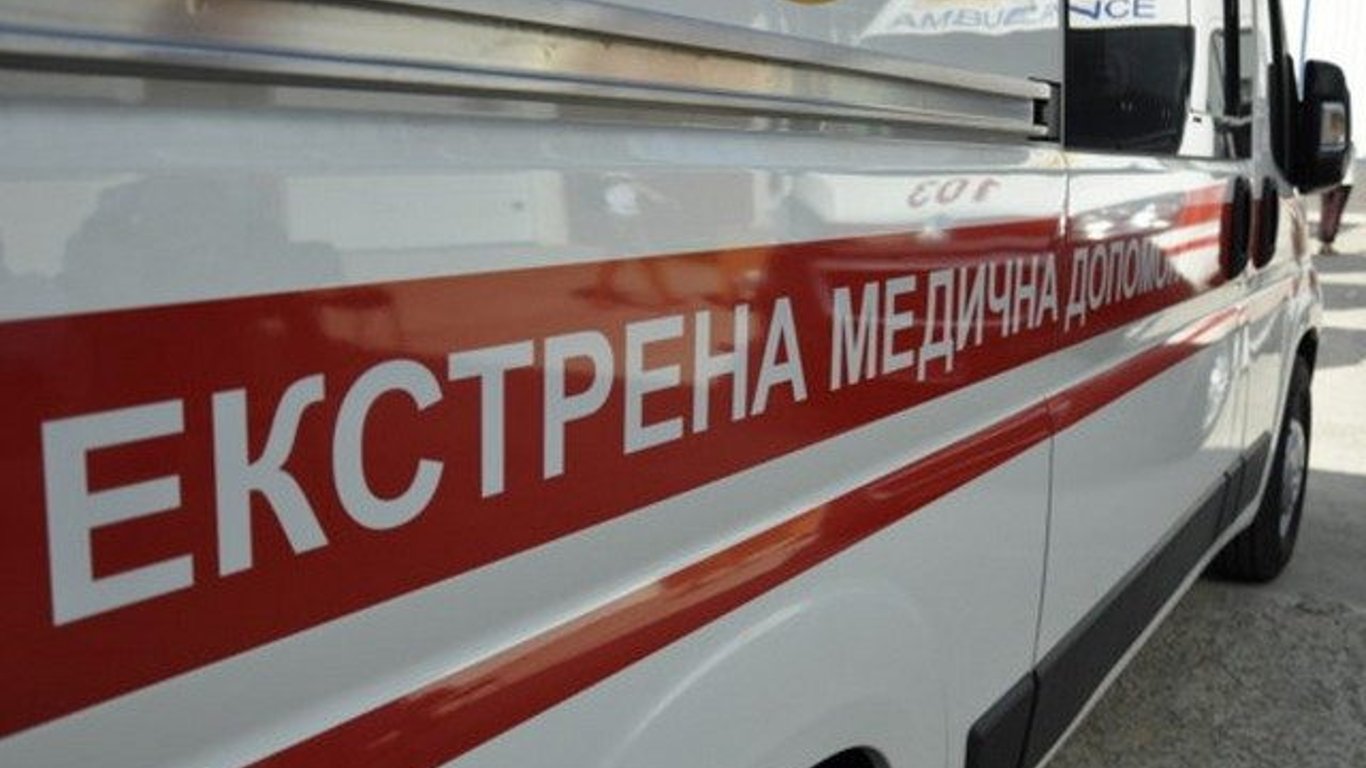 Ряд ДТП произошел в Харькове вечером, в одном из них серьезно пострадал курьер на мопеде