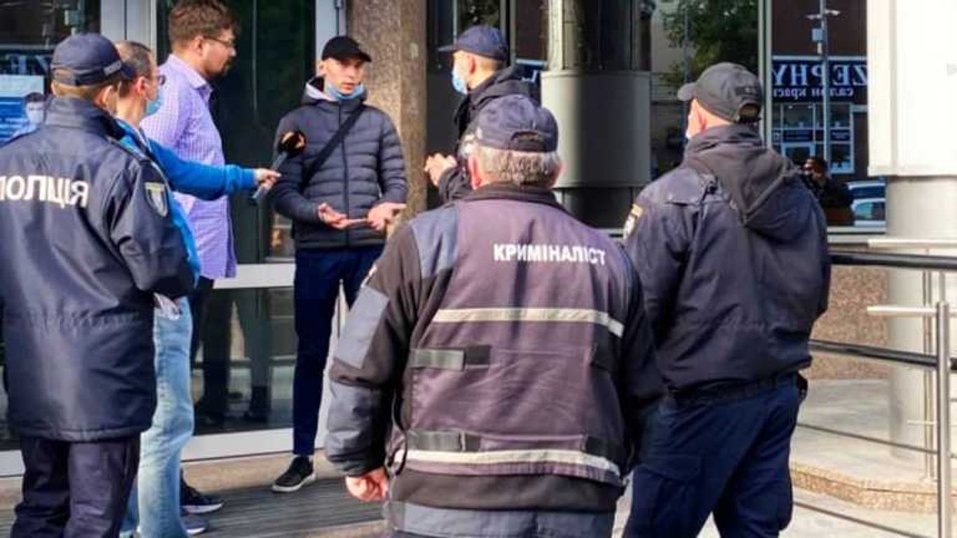 Укрексімбанк: відео нападу на журналістів Схем вдалося відновити