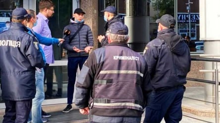 "Выруби его": видео нападения на журналистов в "Укрэксимбанке" удалось восстановить - 285x160