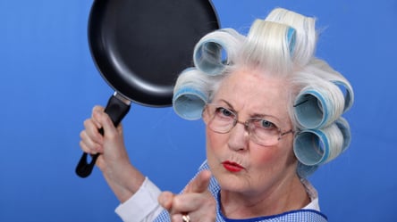 "Дістали тут ходити": в Одесі пенсіонерка перегородила вулицю конструкцією із лавок - 285x160