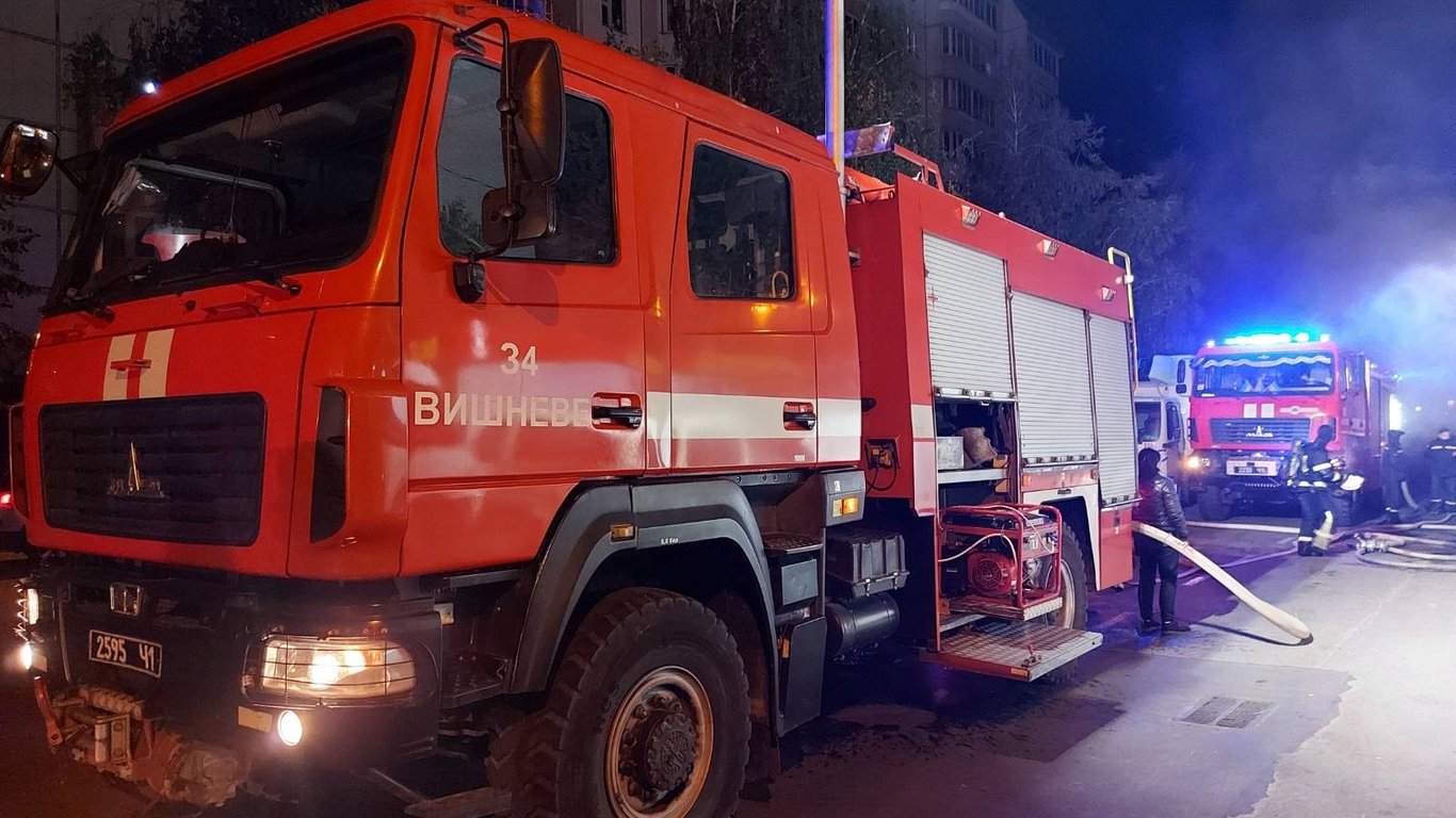 Пожар под Киевом - в Вишневом пожарные едва спасли магазин