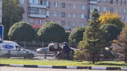 Авто зробило сальто і впало на дах: у Харкові сталася велика ДТП. Відео - 285x160