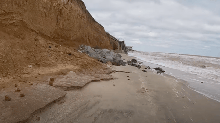 На пляже в Кирилловке опасно: там во время шторма попадали камни. Видео - 285x160