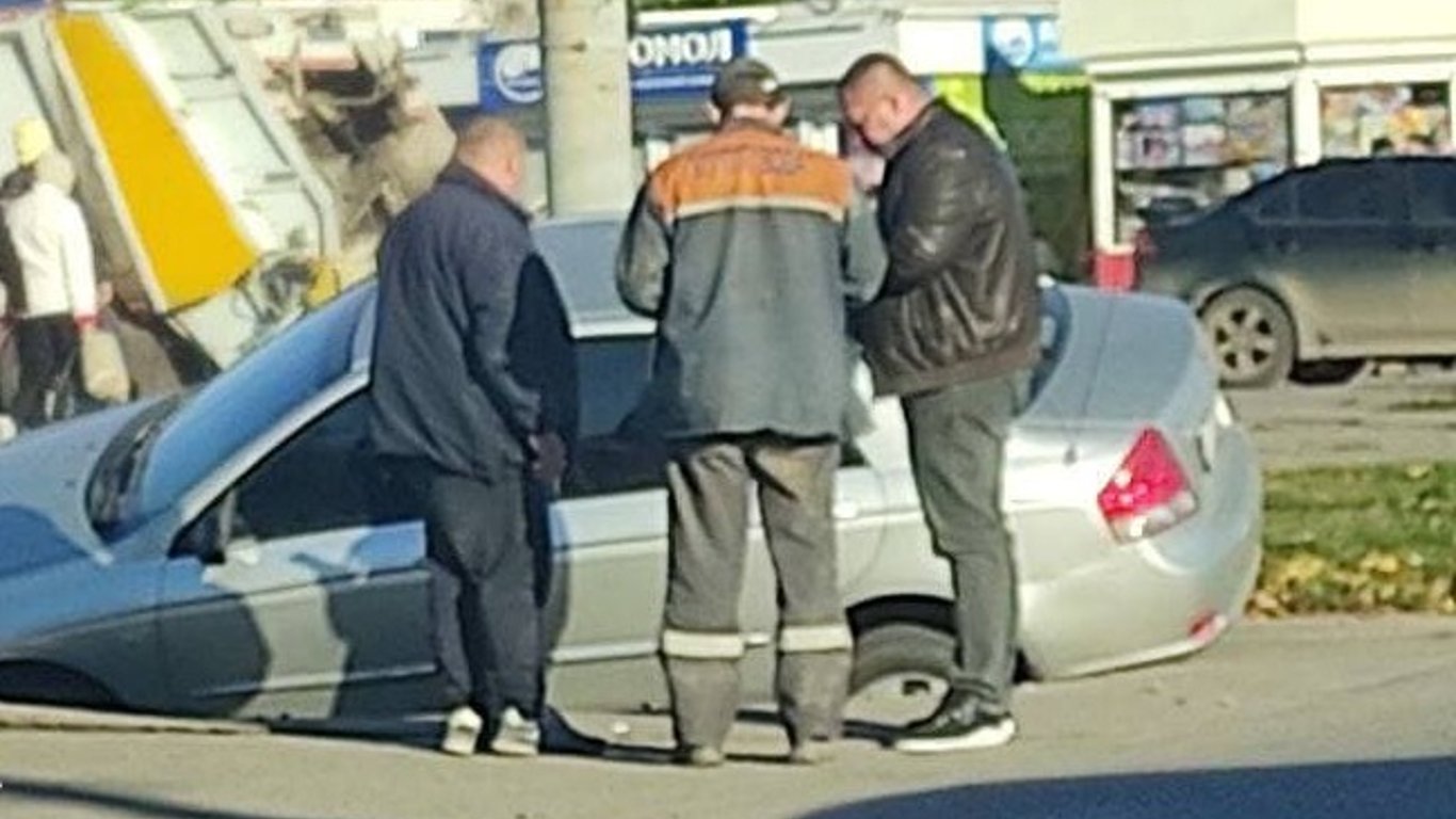 В Харькове автомобиль ушел под землю прямо на дороге