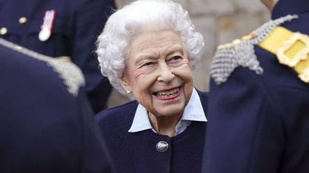 У стильному пальто та з широкою посмішкою: Єлизавета II захопила новою появою на публіці - 285x160