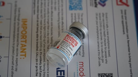 Три країни зупинили вакцинацію препаратом Moderna через небезпечну "побочку" - 285x160