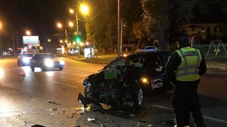 Разбитые автомобили: в Харькове произошло тройное ДТП с участием такси. Фото - 285x160