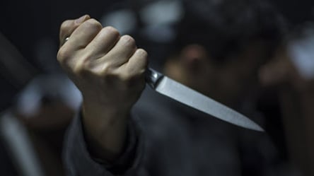 Ударил ножом в грудь за носки: на рынке в Одессе задержали 31-летнего мужчину - 285x160