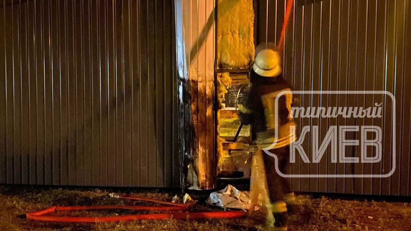 У Києві підпалили МАФи в Дарницькому районі - що відомо