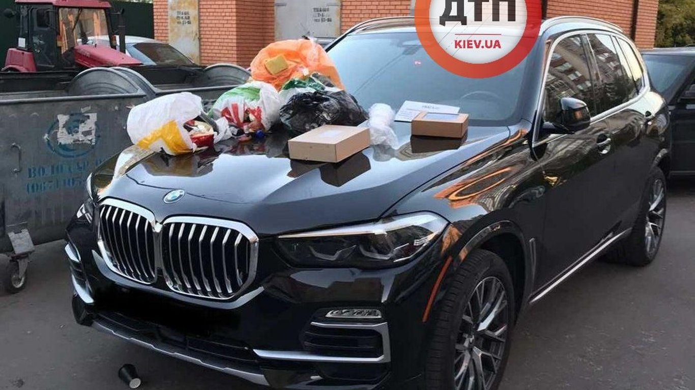 Мастер парковки - В Киеве BMW Х5 украсили пакетами с мусором