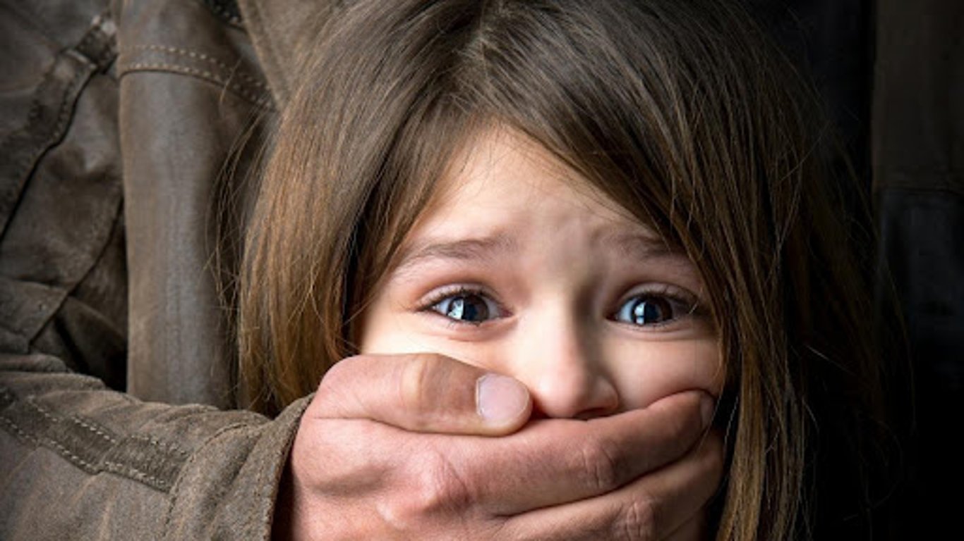 В Киеве педофил напал на маленьких девочек